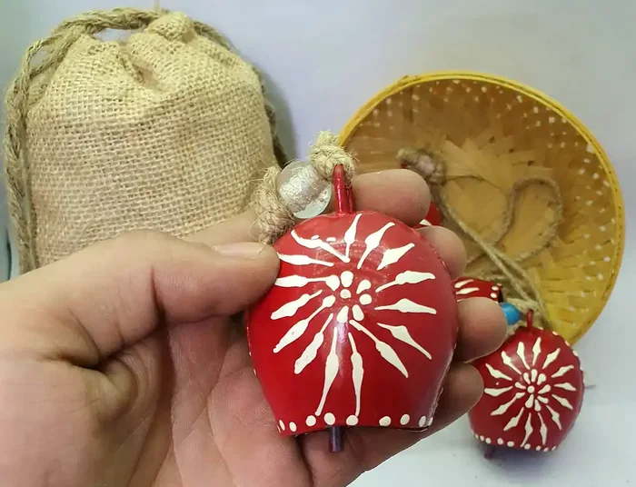 BEHAT BRASS WIND CHIMES – HANGING BELLS 7cm Round Hand Painted Festive Dcor Hanging Bells On Jute Rope Set of 5 with Jute Bag Hand Painted (Red 7cm)