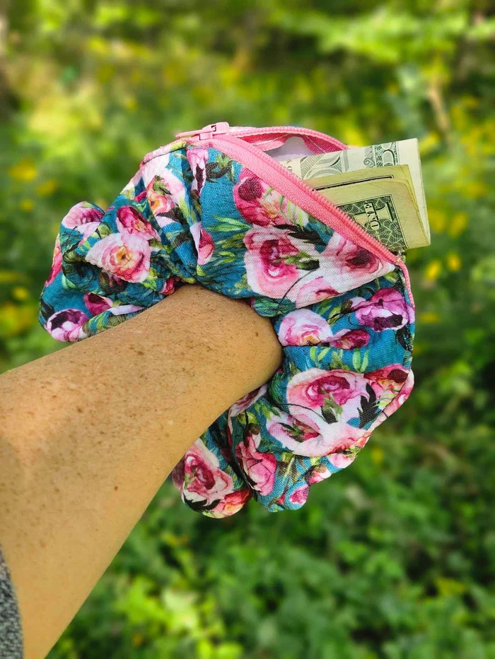 Zipper Scrunchie -The “Stash”-ie